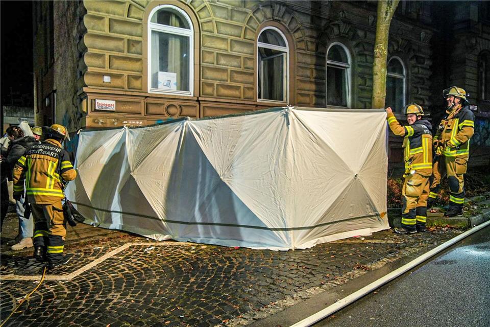 Feuerwehrleute betraten das Haus mit Atemschutz und fanden in der Brandwohnung den Toten. Enrique Kaczor/onw-images/dpa