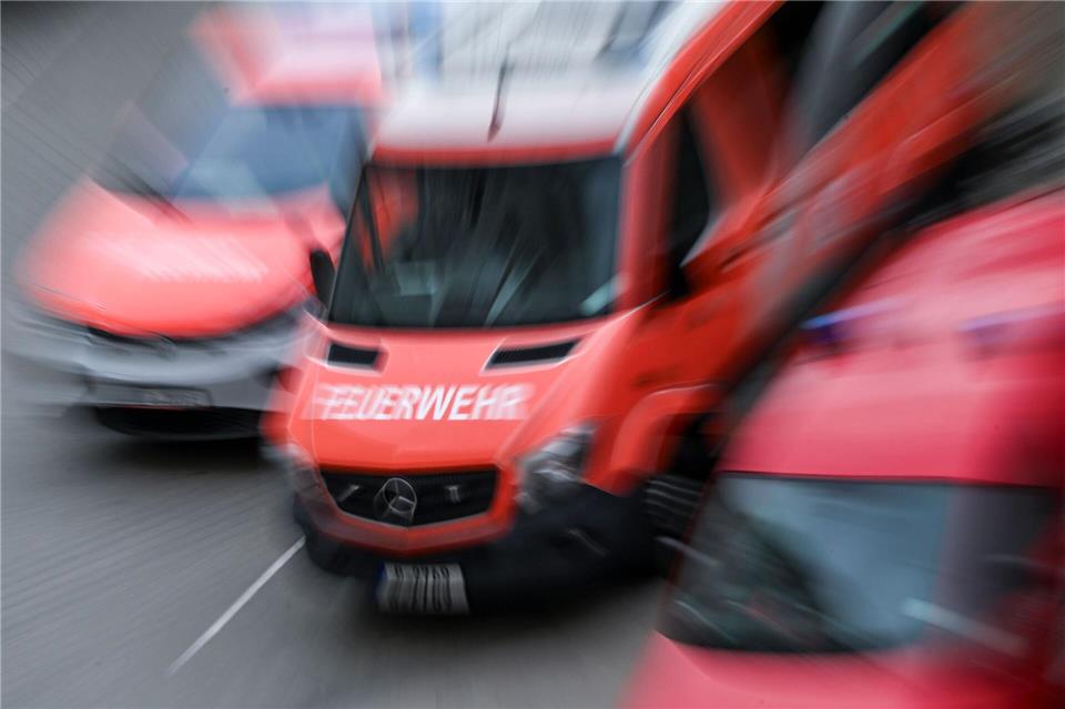 Feuerwehrleute bewahrten ein Wohnhaus vor den Flammen. (Symbolbild)Jens Kalaene/dpa