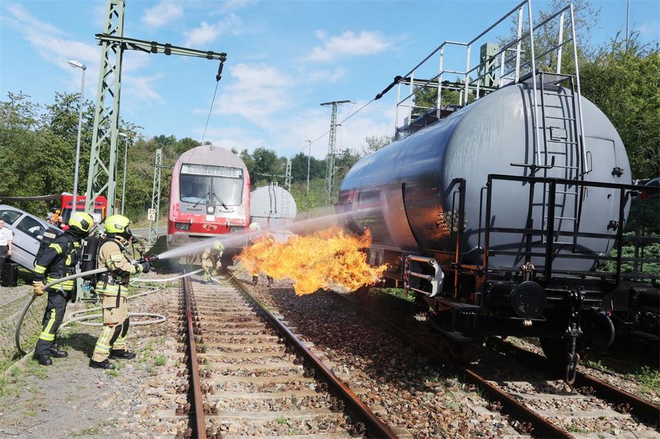 Feuerwehrleute demonstrieren einen Löscheinsatz. Bodo Schackow/dpa