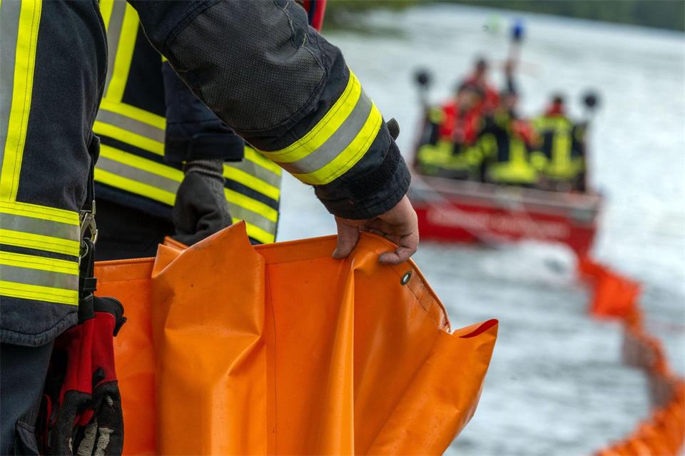 Feuerwehrleute errichten auf der Donau eine Ölsperre. (Symbolbild)Pia Bayer/dpa