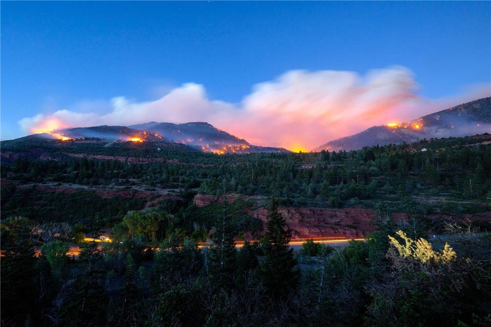 Feuerwehrleute fahren auf dem Highway zum „Gold Mountain Fire“.Michael Seamans/The Gazette/AP/dpa