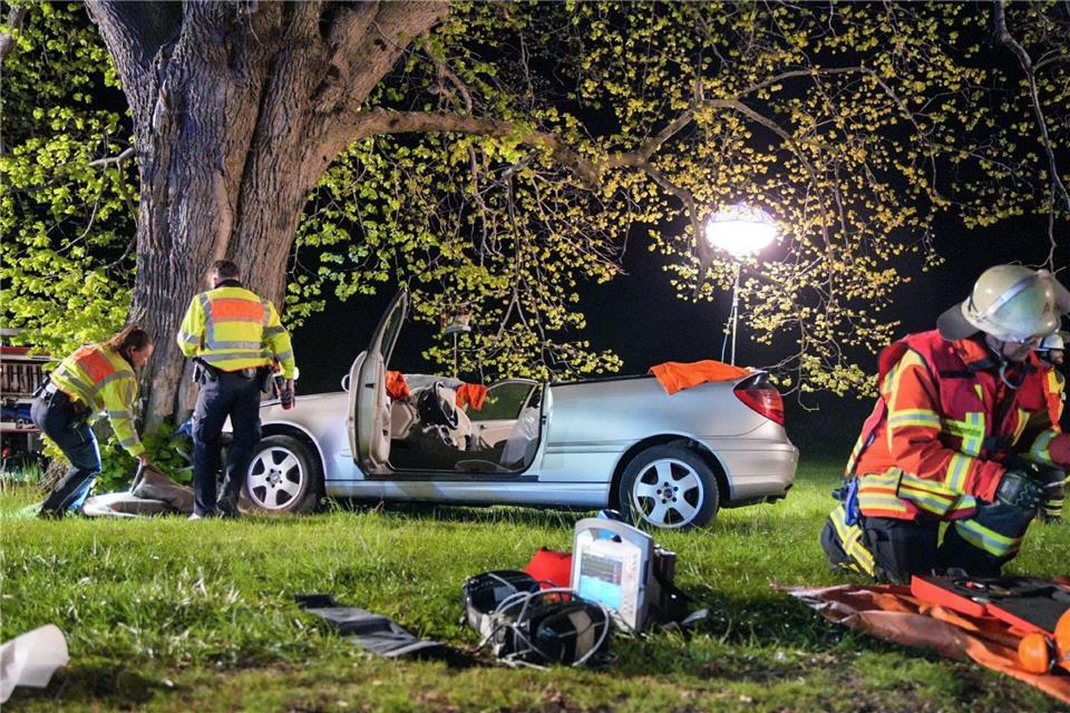 Feuerwehrleute haben das Dach des Unfallautos abgetrennt.Sdmg/Kaczor/SDMG/dpa