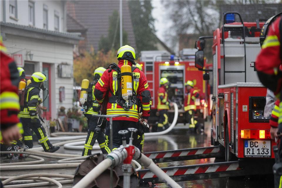 Feuerwehrleute haben zwei Hunde aus dem Gebäude gerettet.Thomas Warnack/dpa