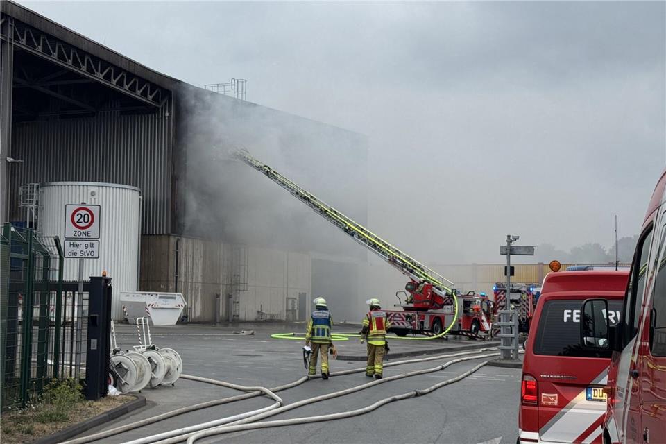 Feuerwehrleute im Einsatz beim Duisburger Recyclinghof.Justin Brosch/dpa