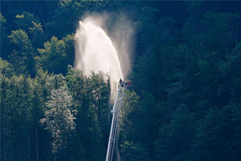 Feuerwehrleute im Einsatz in den Chiemgauer Alpen.Uwe Lein/dpa