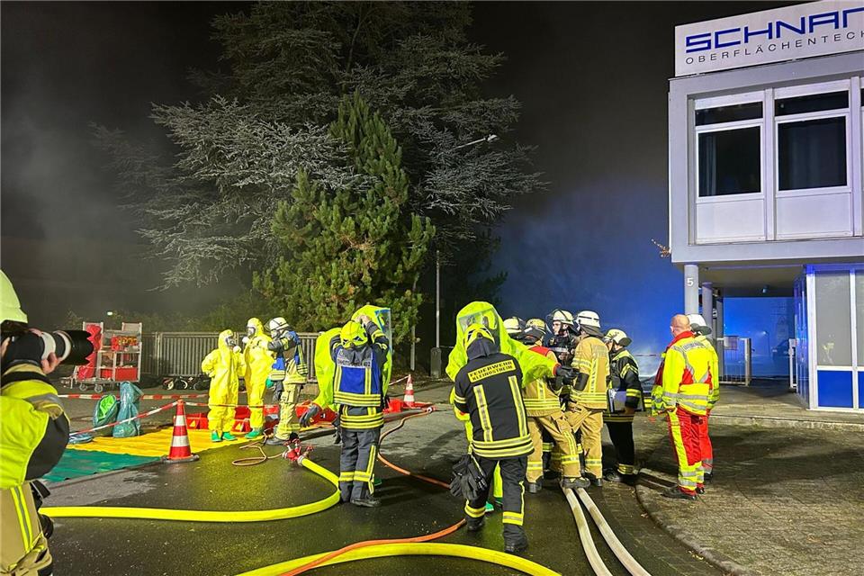 Feuerwehrleute im Einsatz vor dem betroffenen Industriebetrieb.Ralf Hettler/dpa