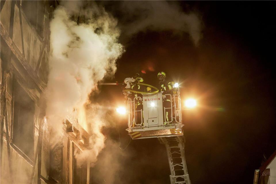 Feuerwehrleute im Einsatz.Thomas Warnack/dpa