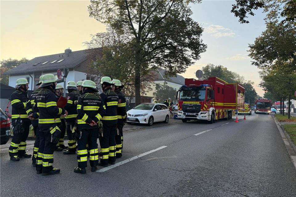 Feuerwehrleute im Münchner Stadteil Lerchenau.Roland Freund/dpa