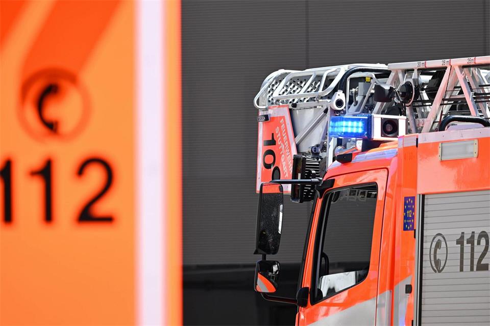 Feuerwehrleute kämpfen gegen die Flammen. (Symbolbild)Bernd Weißbrod/dpa