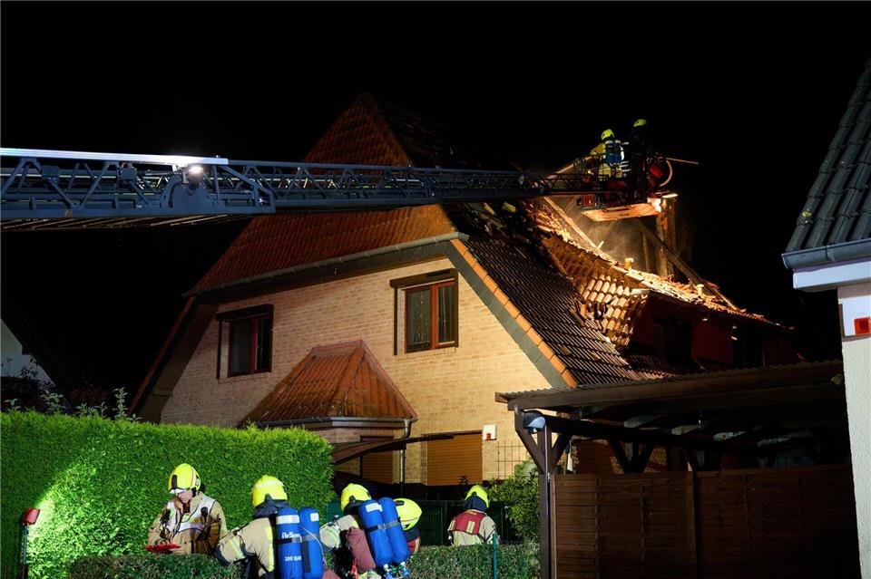 Feuerwehrleute kämpfen in Berlin-Marzahn gegen die Flammen. Annette Riedl/dpa