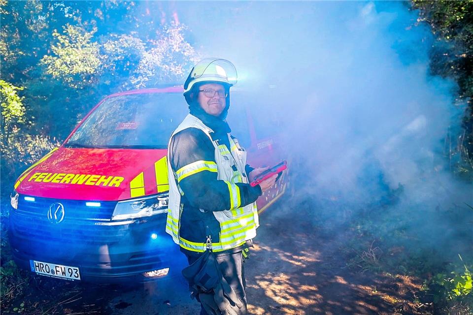 Feuerwehrleute können im Rahmen eines Pilotprojektes zum automatisierten Drohnen-Einsatz schon auf der Anfahrt per Livestream Luftbilder vom Einsatzort sehen.Jens Büttner/dpa