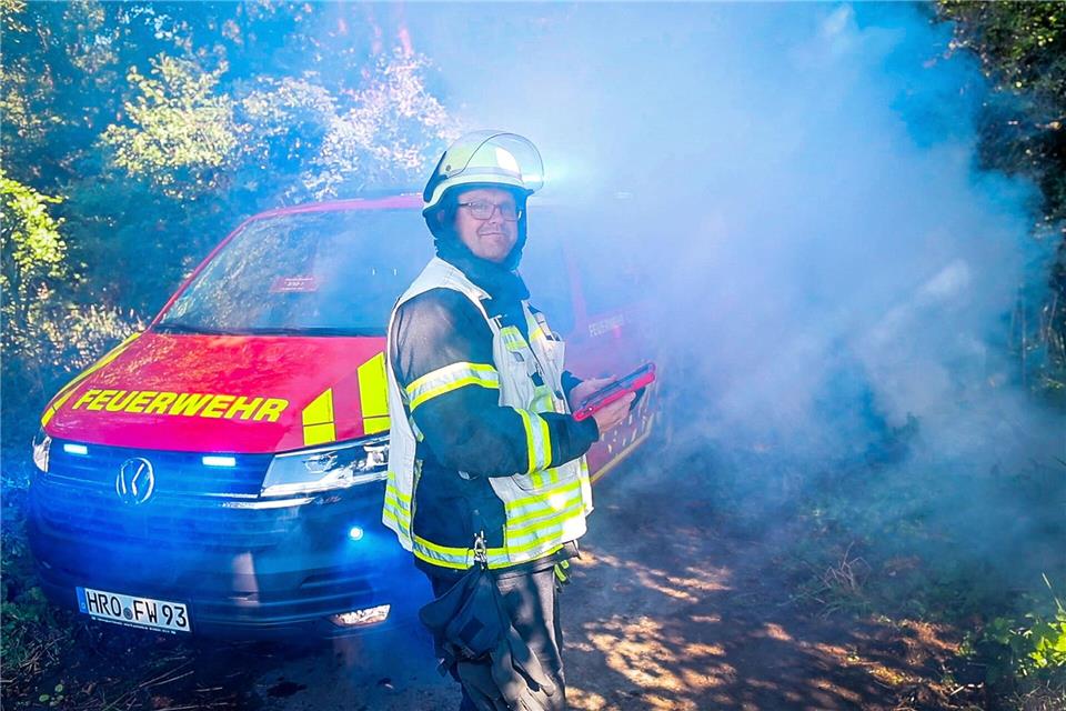 Feuerwehrleute können im Rahmen eines Pilotprojektes zum automatisierten Drohnen-Einsatz schon auf der Anfahrt per Livestream Luftbilder vom Einsatzort sehen.Jens Büttner/dpa