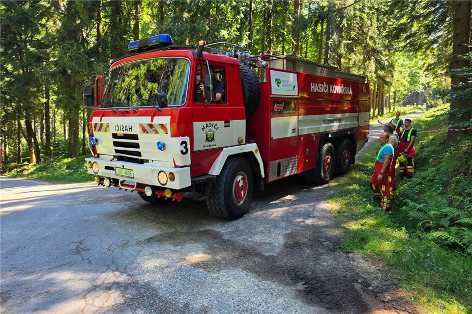 Feuerwehrleute konnten den in Brand geratenen Hubschrauber löschen und ein Ausbreiten der Flammen verhindern. Mike Müller/dpa