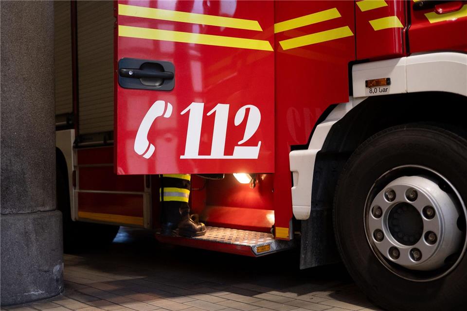 Feuerwehrleute löschen den Brand in der Schule. (Symbolbild)Niklas Treppner/dpa