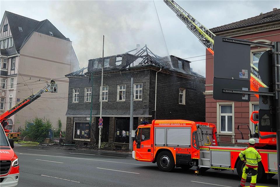 Feuerwehrleute löschen den Dachstuhlbrand in der Solinger Innenstadt.Gianni Gattus/dpa