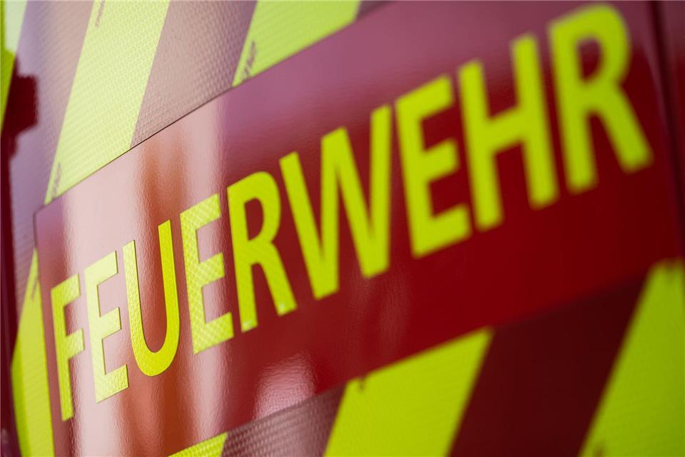 Feuerwehrleute löschen den provisorischen Grill. (Symbolbild)Marijan Murat/dpa