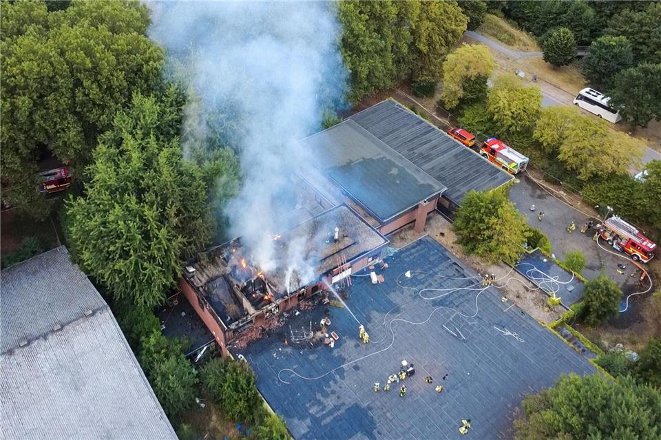Feuerwehrleute löschen die Flammen. (Symbolbild)Christian Creon/dpa