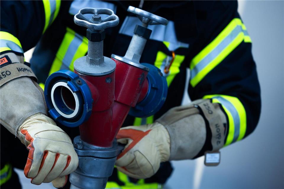 Feuerwehrleute löschen die Flammen. (Symbolbild)Rolf Vennenbernd/dpa