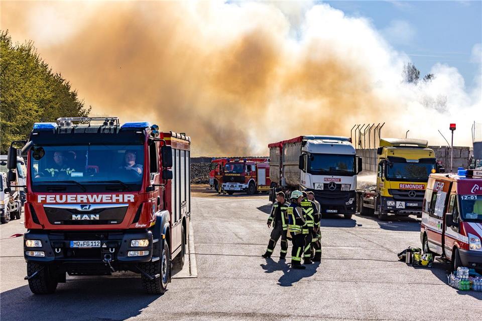 Feuerwehrleute löschen die Flammen auf der Deponie in Weißenfels.Frank Hammerschmidt/dpa
