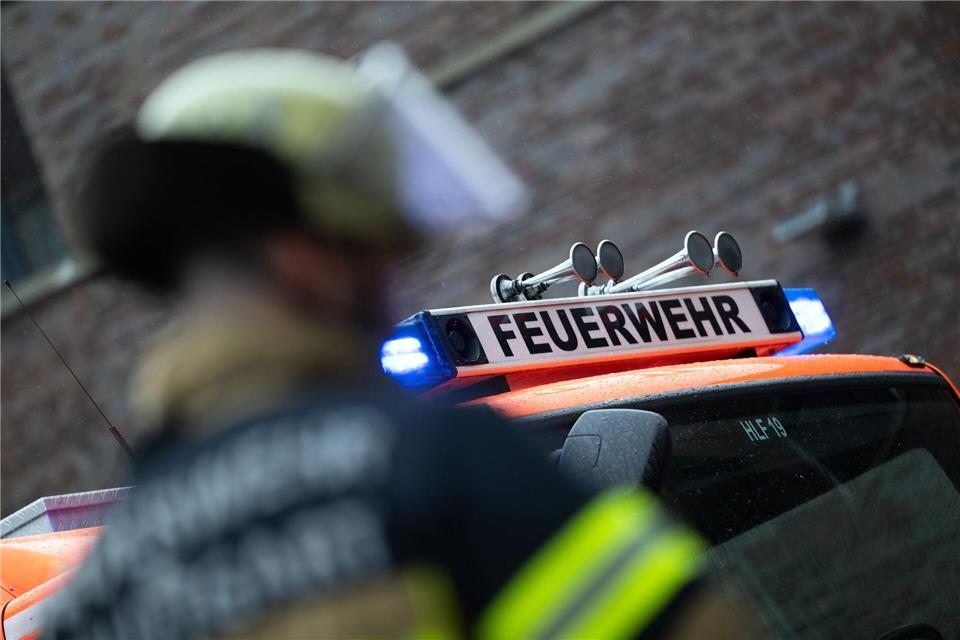 Feuerwehrleute löschen die Flammen im Büro des Kindergartens. (Symbolbild)Marijan Murat/dpa