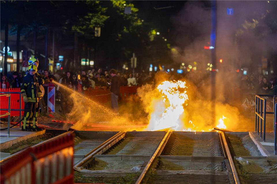 Feuerwehrleute löschen einen Brand auf Gleisen im Leipziger Süden. Dort hatten am Samstagabend Unbekannte randaliert und Polizisten angegriffen.---/EHL Media/dpa