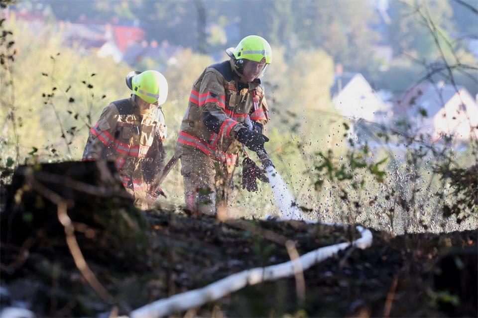 Feuerwehrleute löschen einen Waldbrand im Osten der Stadt Plauen.Bodo Schackow/dpa