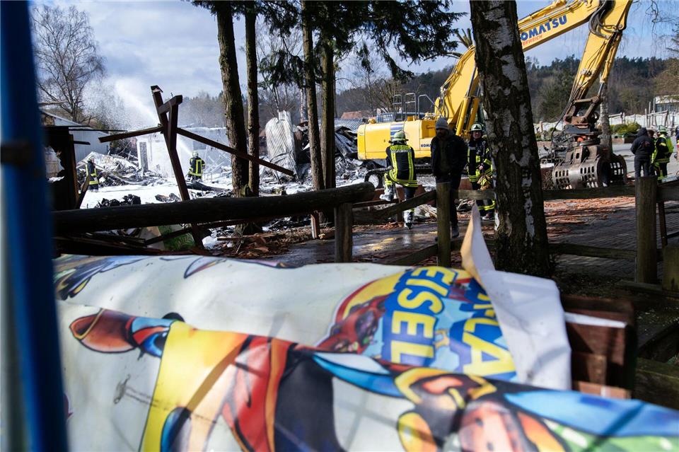 Feuerwehrleute löschen weiter.Pia Bayer/dpa