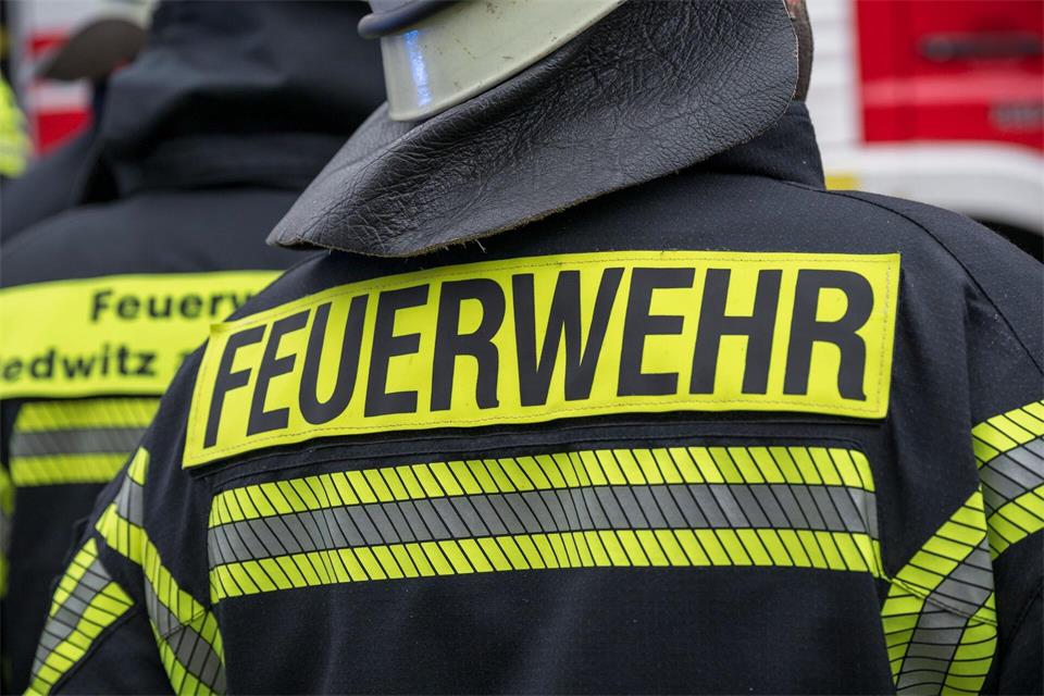 Feuerwehrleute löschten den Brand. (Symbolbild)Daniel Vogl/dpa