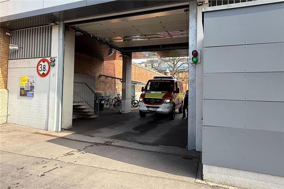 Feuerwehrleute löschten den Brand in der Werkstatt. Nico Pointner/dpa