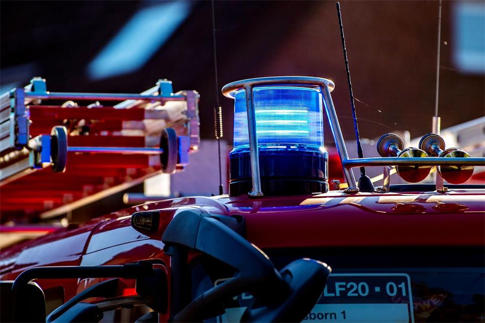 Feuerwehrleute löschten die Flammen. (Symbolbild)David Inderlied/dpa