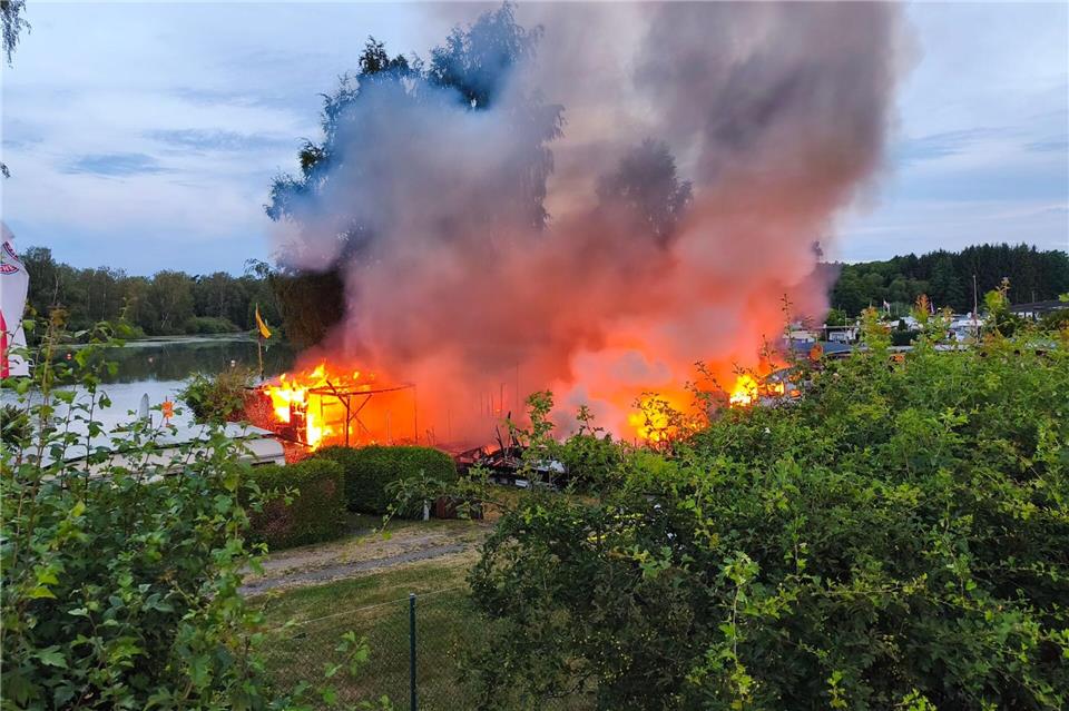 Feuerwehrleute löschten die Flammen auf dem Campingplatz.Jürgen Masching/NEWS5/dpa