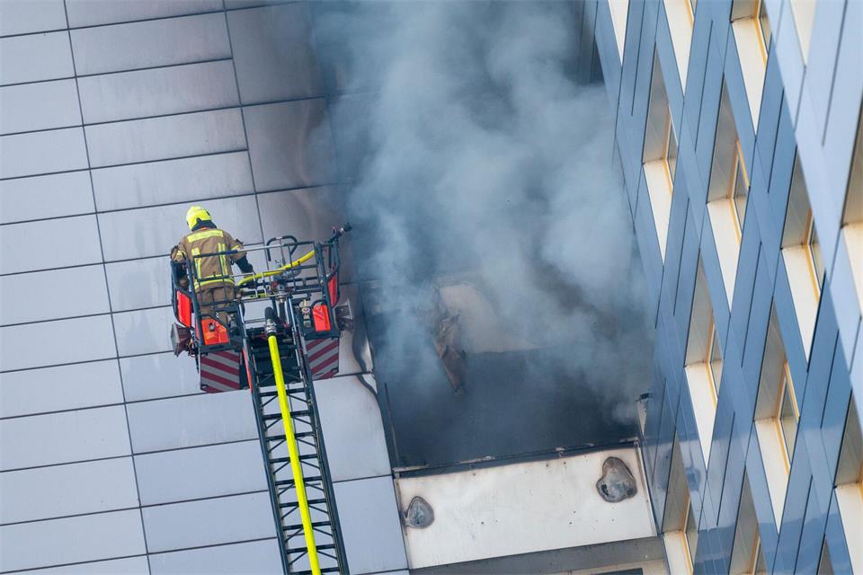 Feuerwehrleute löschten in einer Drehleiter den Brand in einem Hochhaus in Friedrichshain am 14. August.. Christophe Gateau/dpa