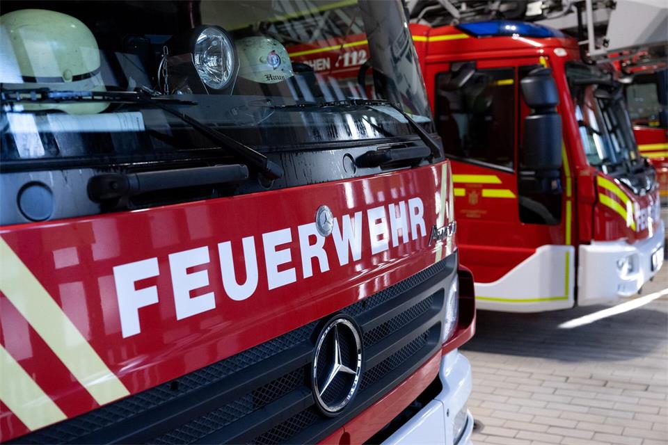 Feuerwehrleute öffneten Teile des Dachs, um die Flammen zu löschen. (Symbolbild)Sven Hoppe/dpa