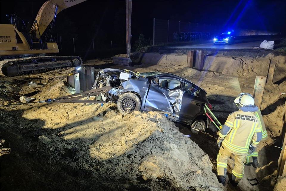 Feuerwehrleute sichern den Wagen und befreien den Fahrer. Feuerwehr Bremerhaven/dpa