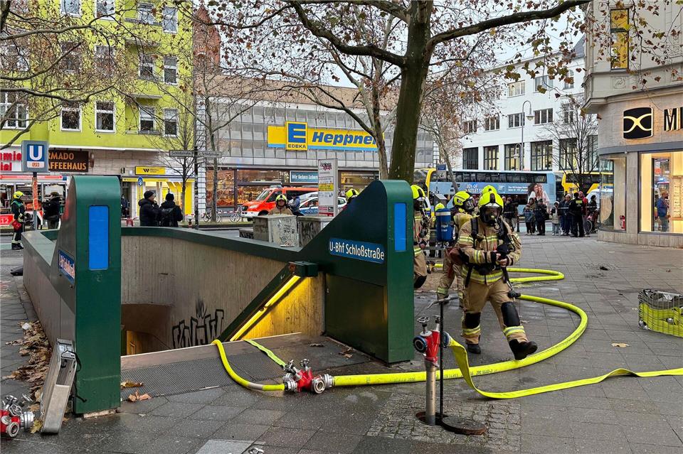 Feuerwehrleute sind am U-Bahnhof Schloßstraße in Steglitz im Einsatz. (Archivbild) Marion van der Kraats/dpa