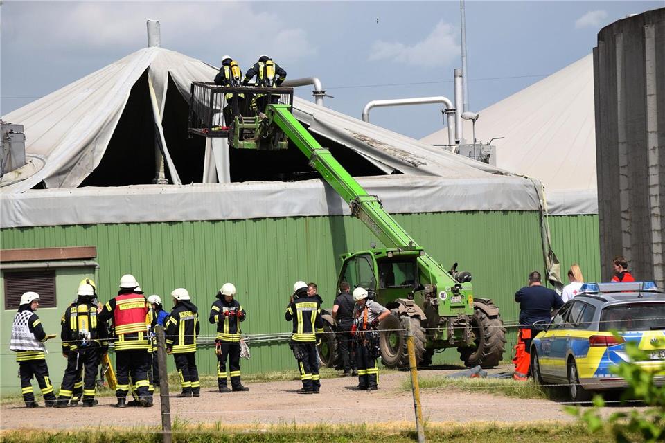 Feuerwehrleute sind an einer Biogasanlage im Einsatz. Ein Arbeiter ist im Landkreis Wolfenbüttel in ein Silo gestürzt und konnte nicht gerettet werden. Jör Koglin/Jörg Koglin/dpa
