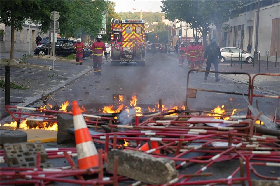 Feuerwehrleute treffen nach den Ausschreitungen im Pariser Vorort Nanterre ein, um Brände zu löschen.