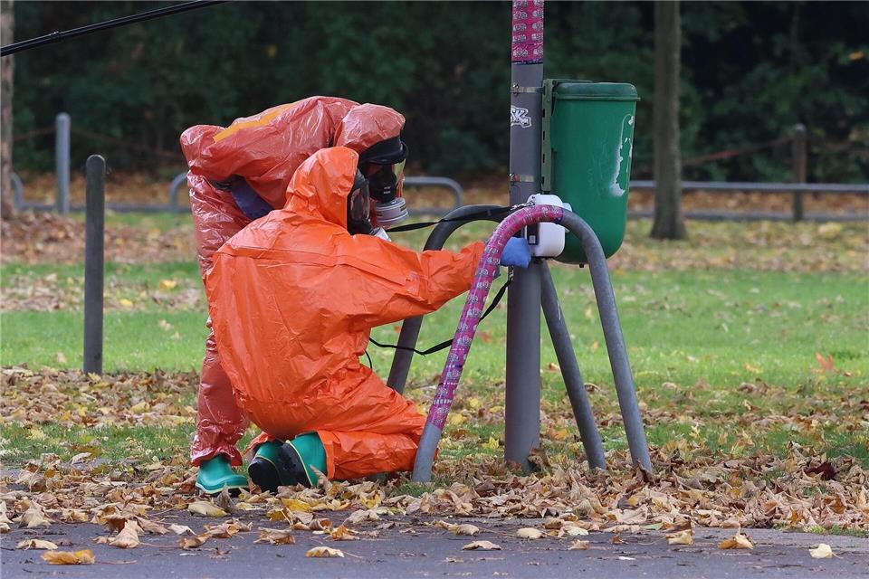Feuerwehrleute überprüfen eine Mülltonne.David Young/dpa