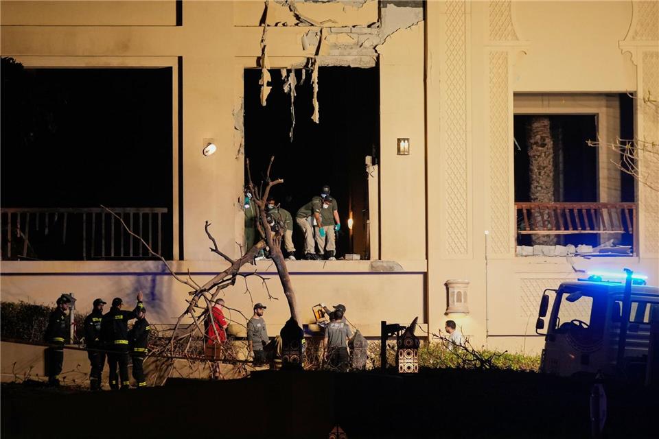 Feuerwehrleute und Rettungskräfte inspizieren Schäden im Fairmont The Palm Hotel in Dubai.Altaf Qadri/AP/dpa