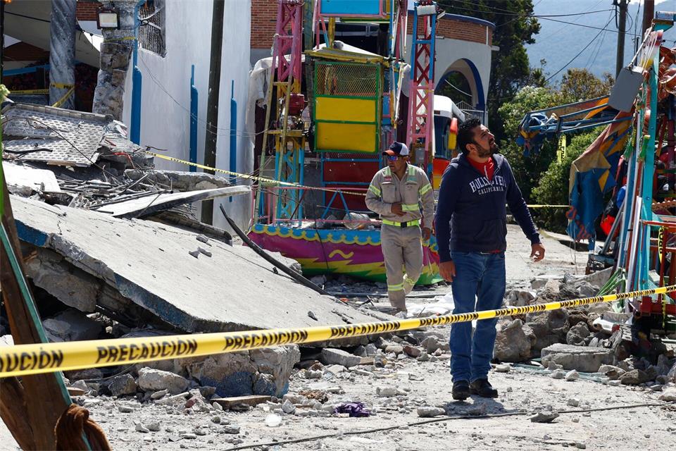 Feuerwehrleute untersuchten das durch eine Feuerwerksexplosion zerstörte Gebiet. Ramses Mercado/AP/dpa