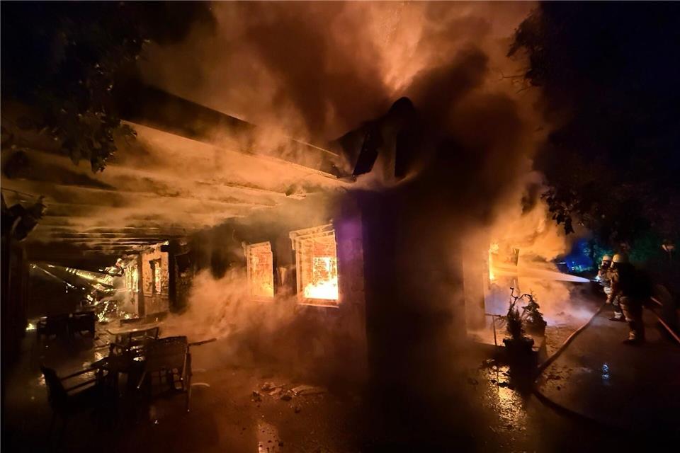 Feuerwehrleute versuchen das Flammeninferno noch zu löschen, jedoch ohne Erfolg. Feuerwehr Speyer/dpa