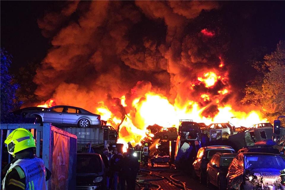 Feuerwehrleute versuchen, den Brand bei einer Recyclingfirma zu löschen. -/Nord-West-Media TV/dpa