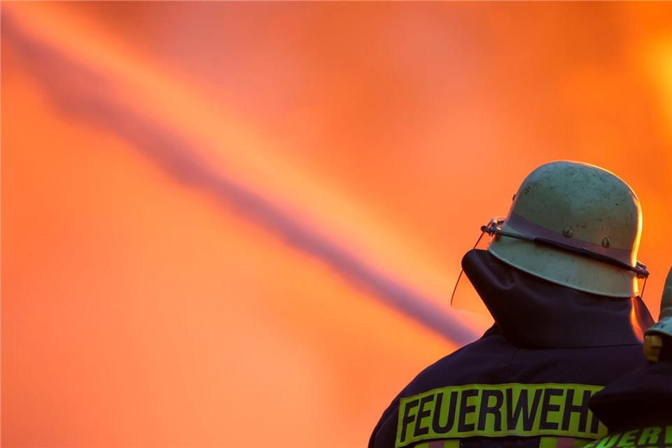Bewohner retten sich aus brennendem Haus  Feuerwehrleute versuchen in der Nacht die Flammen zu löschen. (Symbolbild)Christoph Reichwein/dpa