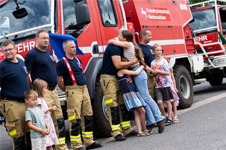 Feuerwehrmänner kehren von ihrem dramatischen Einsatz in Spanien zurück. Michael Matthey/dpa