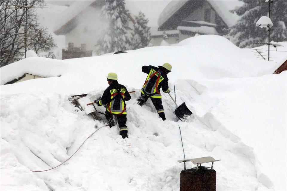 Feuerwehrmänner schaufelten Schnee von den Dächern. (Archivbild)Armin Weigel/dpa
