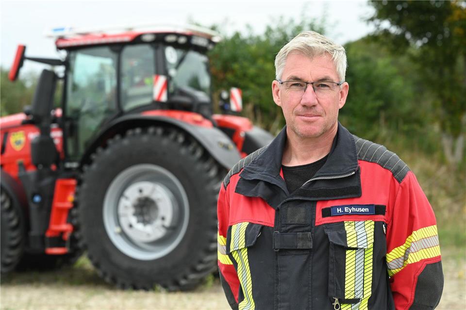 Feuerwehrmann Holger Eyhusen darf als einer von rund 20 Feuerwehrleuten bei der Freiwilligen Feuerwehr Wiesmoor den Feuerwehr-Trecker fahren. Lars Penning/dpa