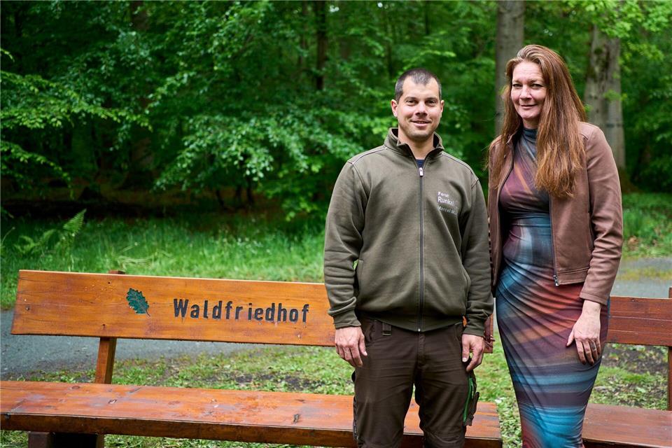 Feuerwehrmann Marcel Müller und Bürgermeisterin Antje Hachmann waren am Tag des schweren Unglücks in einer Lederfabrik in Runkel mit fünf Toten vor Ort. Sascha Ditscher/dpa