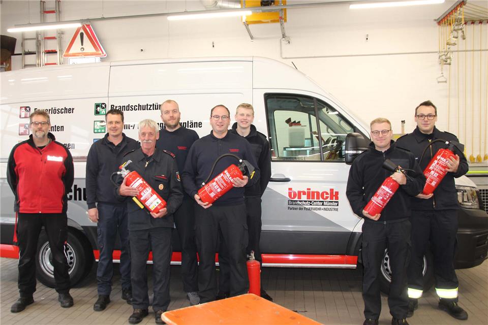 Feuerwehrmann Sebastian Dirks (2. v. l.) hat mit seinen Kameraden vom Löschzug Raesfeld und Vertretern der Firma Brinks über die Funktion moderner Feuerlöscher informiert.