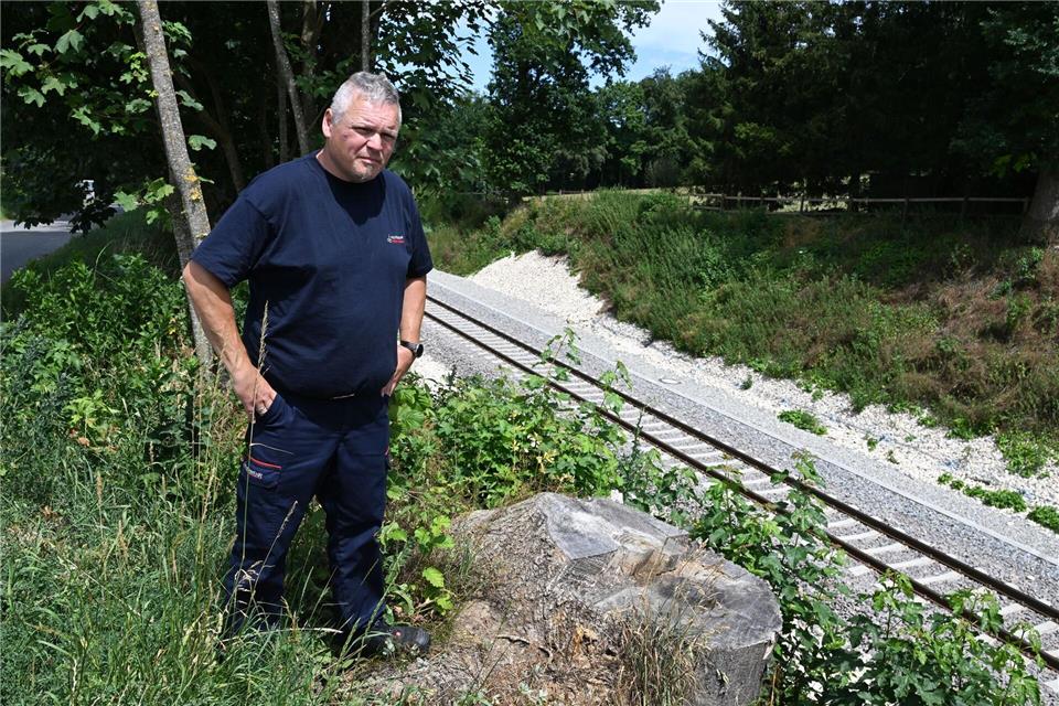 Feuerwehrmann Thomas Steinhardt bahnte sich den Weg zu den Waggons. Bernd Weißbrod/dpa