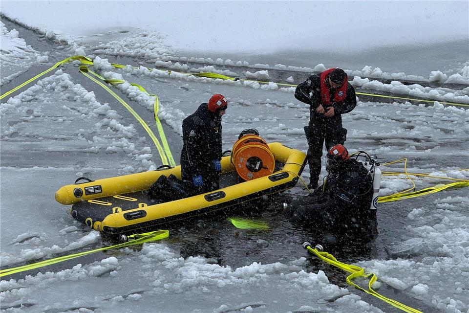 Feuerwehrtaucher trainieren für den Ernstfall.Nicole Schippers/dpa